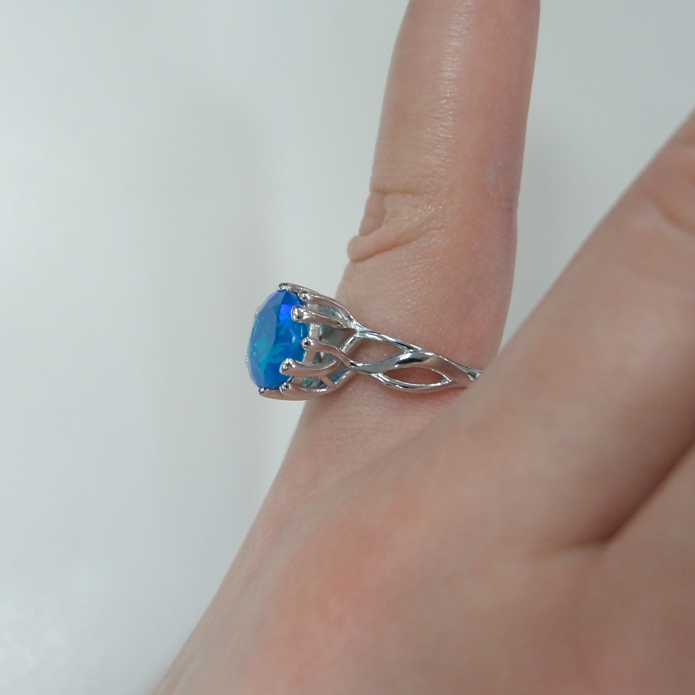 Серебряное кольцо с голубым опалом